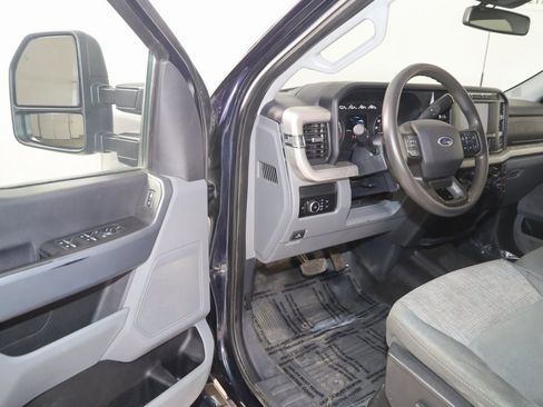 Used 2023 Ford F350 XLT image 40