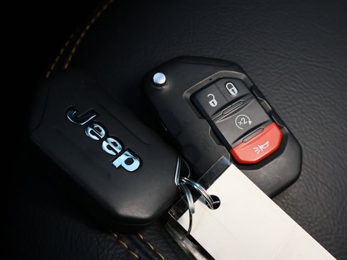 Used 2024 Jeep Wrangler Sahara image 25