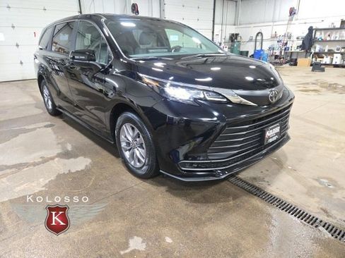 Used 2026 Toyota Sienna LE image 1