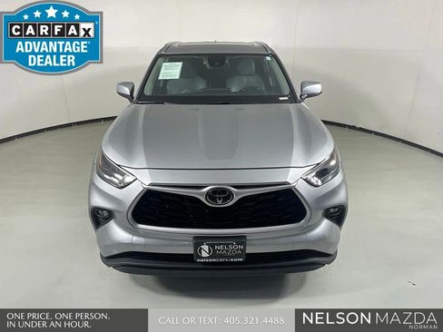Used 2021 Toyota Highlander XLE AWD/4WD image 2