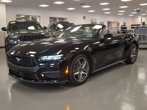 Used 2025 Ford Mustang Convertible RWD image 3