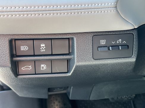 Used 2020 Toyota Avalon XLE w/ Moonroof Package FWD image 12