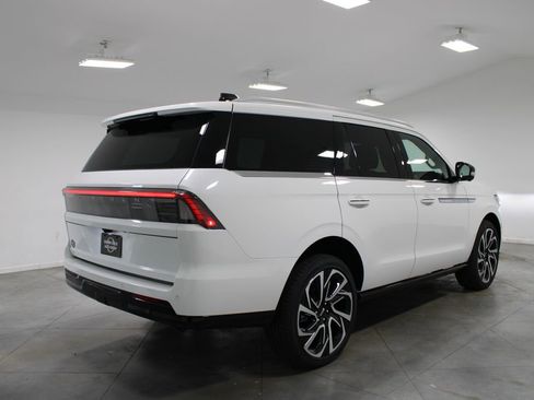 New 2026 Lincoln Navigator Reserve AWD/4WD image 8