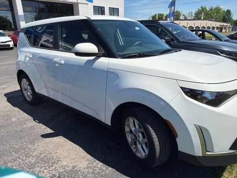Used 2023 Kia Soul LX w/ LX Technology Package FWD image 2