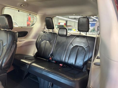 Used 2017 Chrysler Pacifica Touring-L Plus FWD image 13