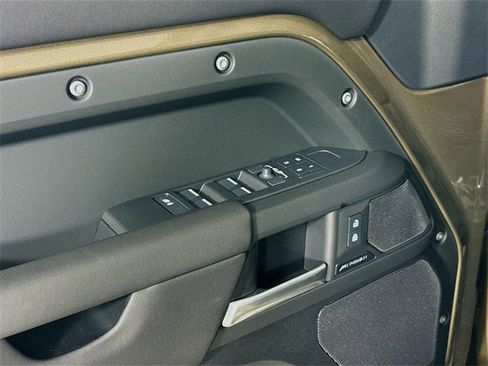 Used 2025 Land Rover Defender 110 S image 20