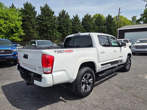 Used 2018 Toyota Tacoma TRD Sport w/ Technology Package AWD/4WD image 8