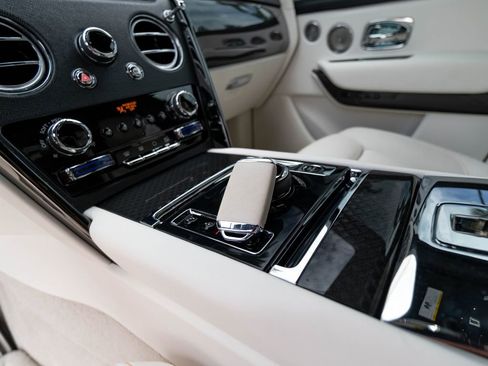 Used 2022 Rolls-Royce Cullinan Black Badge w/ Dark Exterior Package AWD/4WD image 15