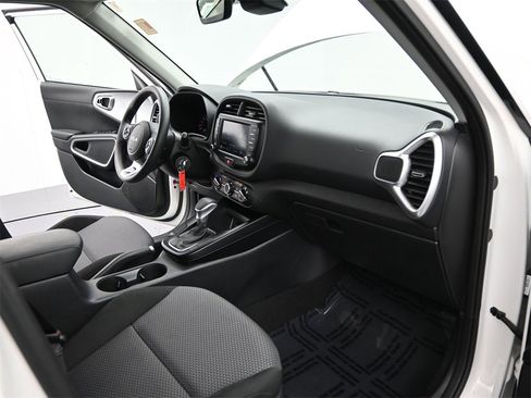 Certified 2022 Kia Soul LX w/ Technology Package image 19