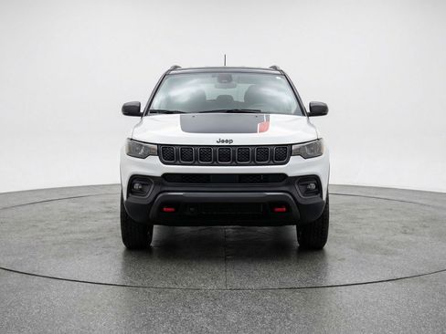 Used 2025 Jeep Compass Trailhawk image 2