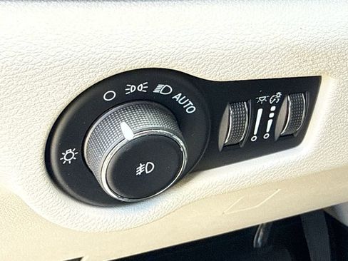 Used 2023 Chrysler Pacifica Touring-L image 22