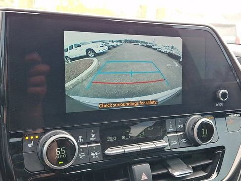 Used 2024 Toyota Highlander XLE FWD image 23