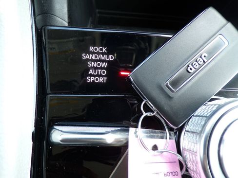 Used 2023 Jeep Grand Cherokee Overland AWD/4WD image 30