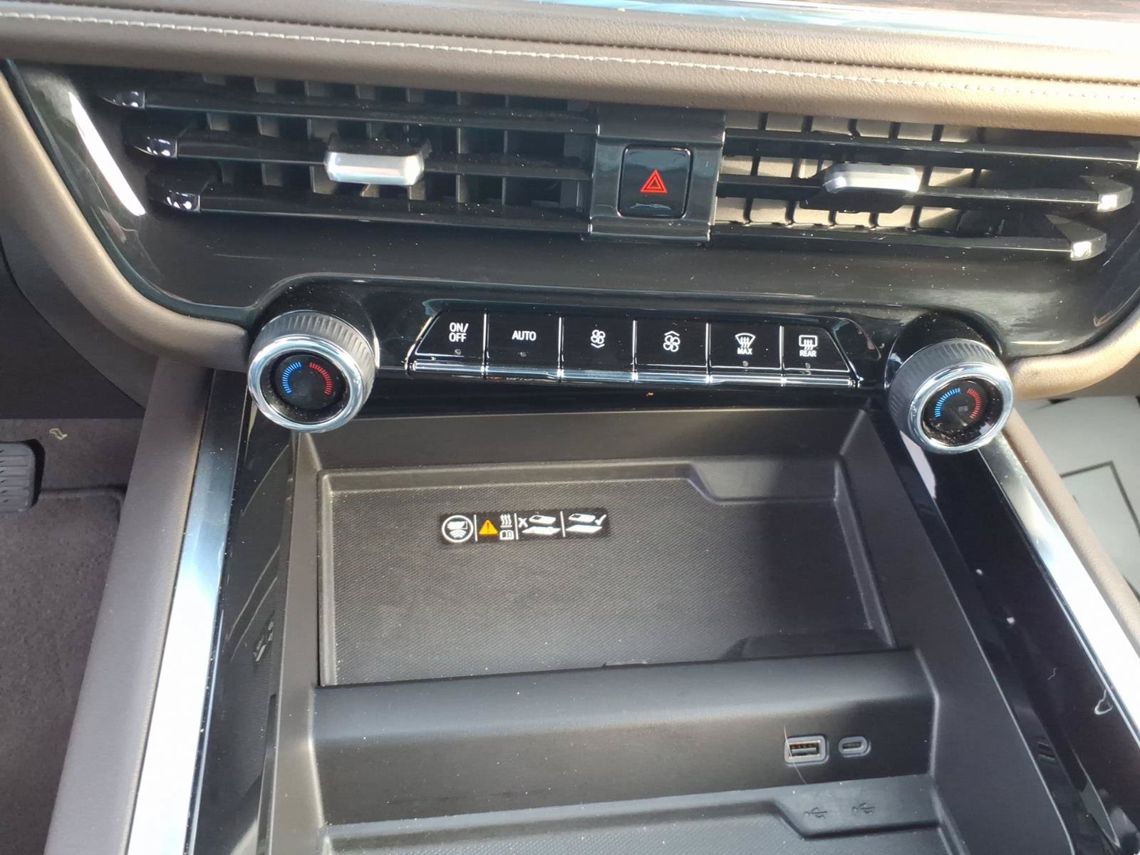 Used 2025 Chevrolet Suburban LT RWD image 22