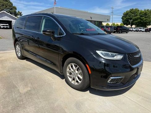 Used 2024 Chrysler Pacifica Touring-L FWD image 4