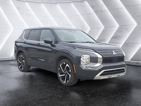 Used 2024 Mitsubishi Outlander SE image 1