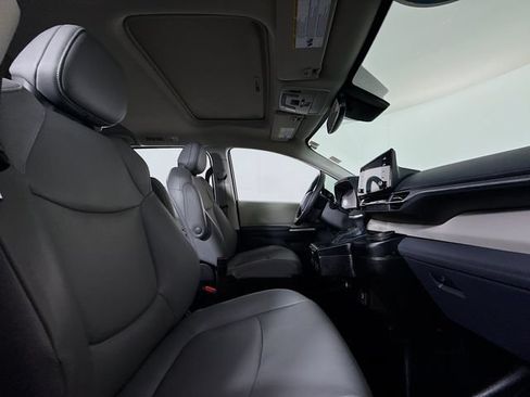 Used 2024 Toyota Sienna XLE w/ XLE Plus Package FWD image 25
