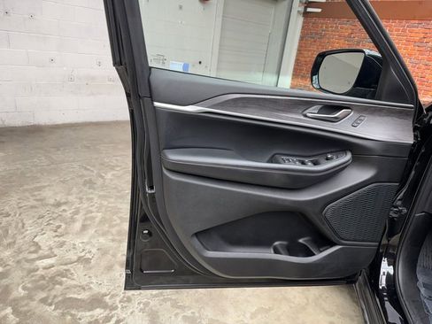 Used 2023 Jeep Grand Cherokee L Limited image 11