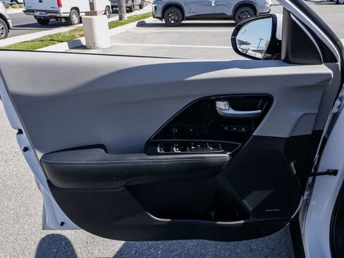 Used 2018 Kia Niro EX Premium FWD image 13