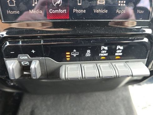Used 2025 RAM 1500 Laramie AWD/4WD image 17
