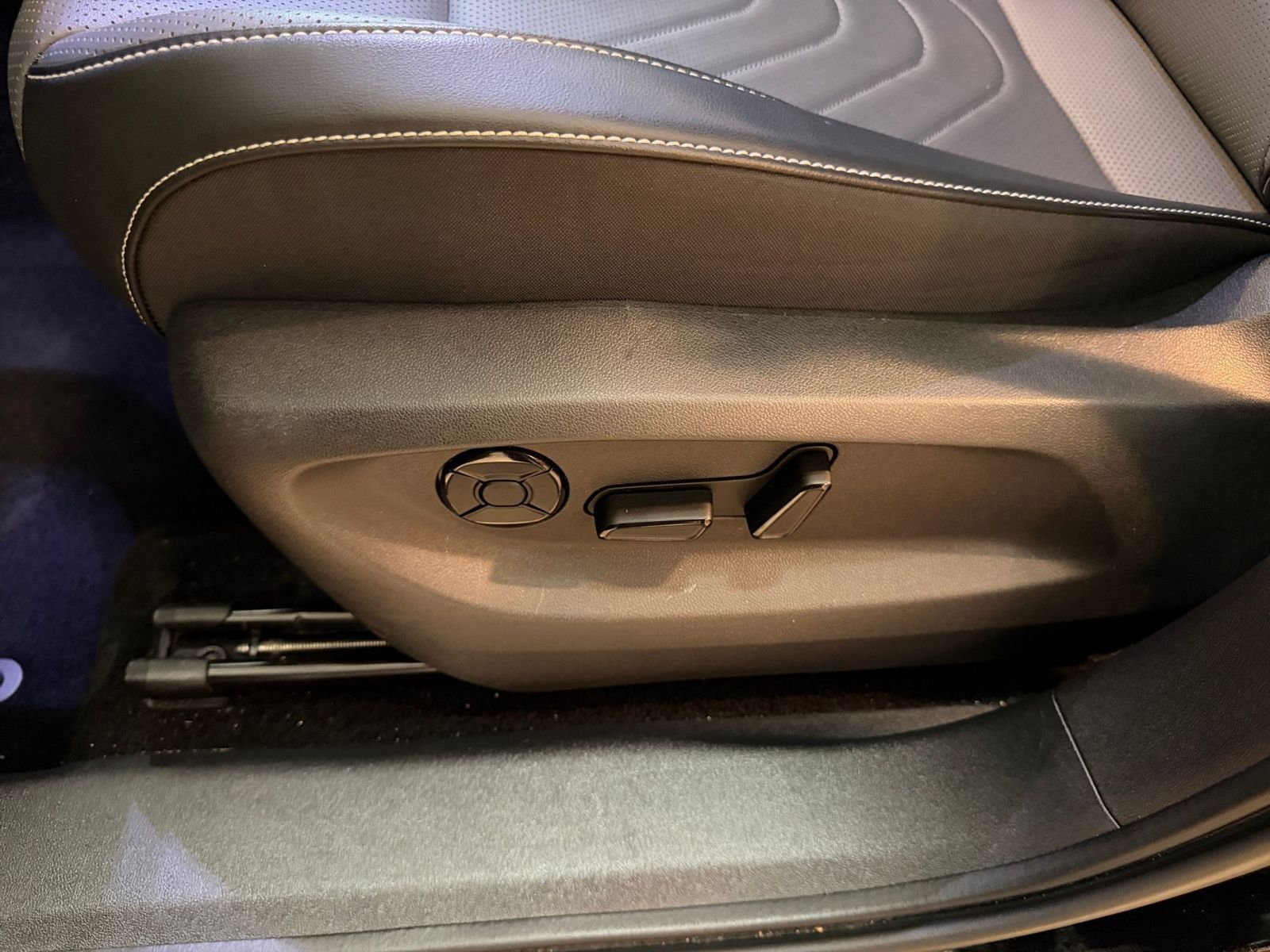 Used 2026 Volkswagen Tiguan SE FWD image 21