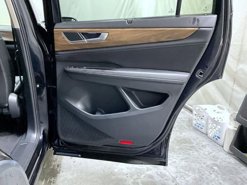 Used 2025 Volkswagen Atlas SE image 23