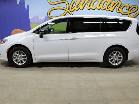 Used 2024 Chrysler Pacifica Touring-L FWD image 7