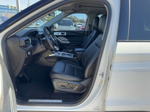 Certified 2022 Ford Explorer Limited w/ Limited Technology Package image 11