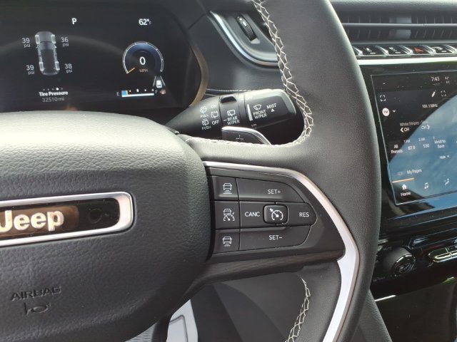 Used 2023 Jeep Grand Cherokee Laredo AWD/4WD image 14