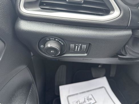 Used 2025 Chrysler Pacifica Select FWD image 21