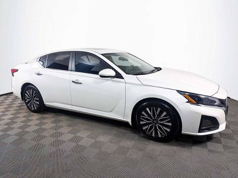 Certified 2024 Nissan Altima 2.5 SV w/ SV Premium Package FWD image 3