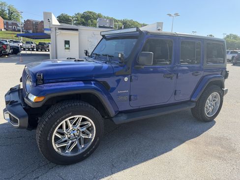 Used 2018 Jeep Wrangler Unlimited Sahara AWD/4WD image 3