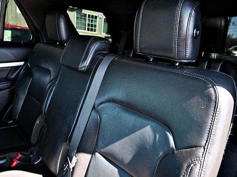 Used 2017 Ford Explorer XLT FWD image 12