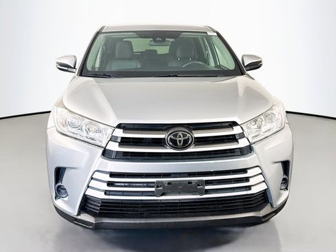 Used 2017 Toyota Highlander LE w/ Carpet Mat Package FWD image 2