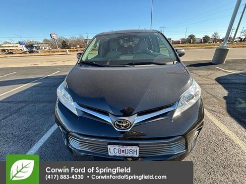 Used 2019 Toyota Sienna L image 2