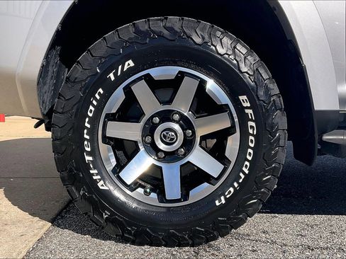 Used 2018 Toyota 4Runner TRD Off-Road image 11