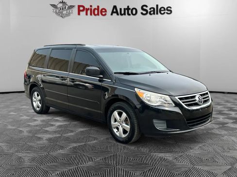 Used 2011 Volkswagen Routan SEL FWD image 3