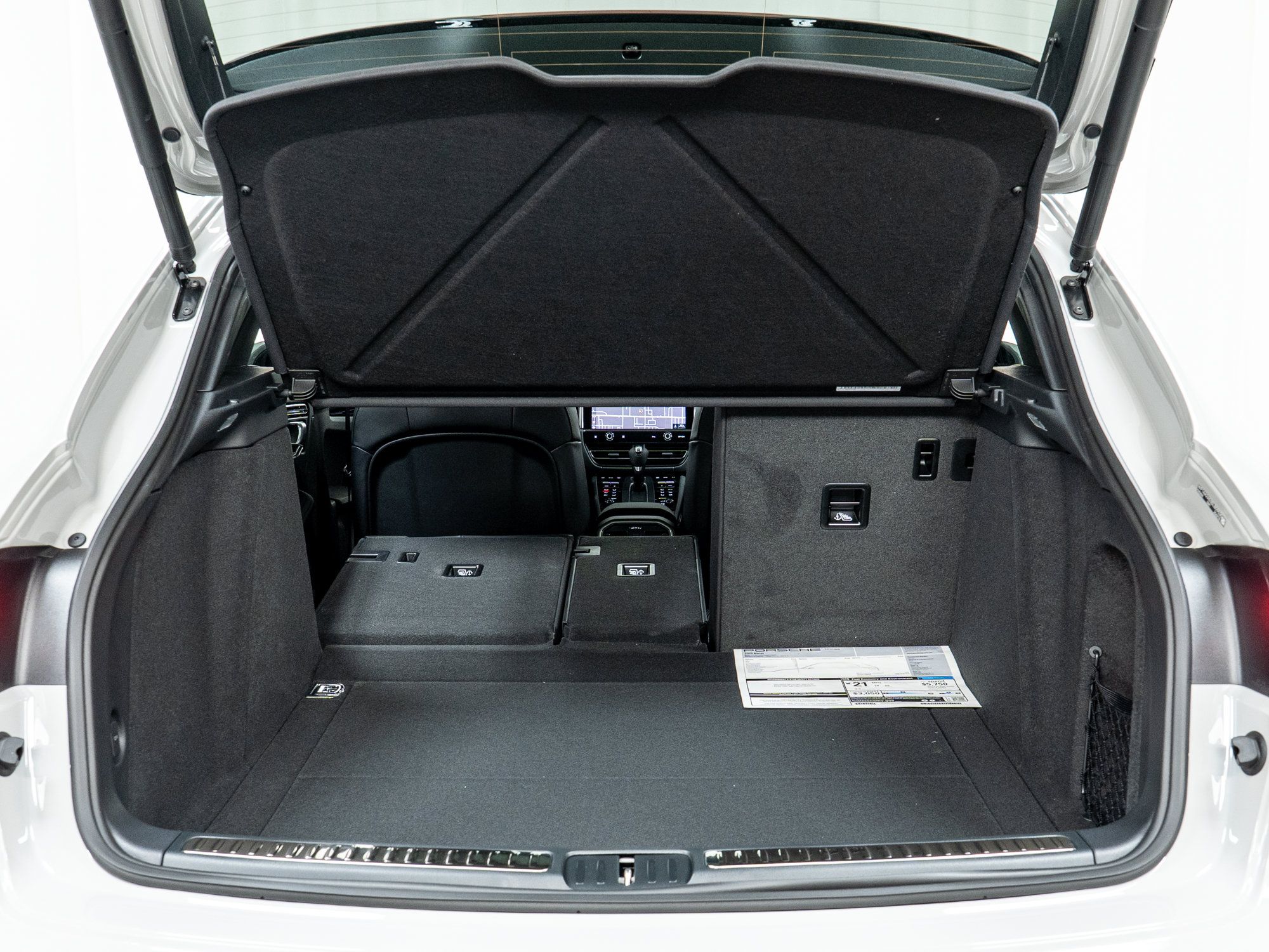 Certified 2025 Porsche Macan AWD/4WD image 13