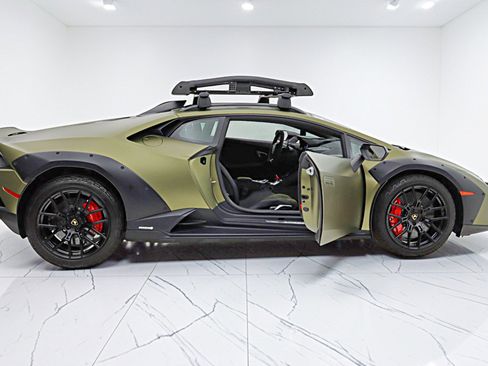 Used 2023 Lamborghini Huracan Sterrato image 12