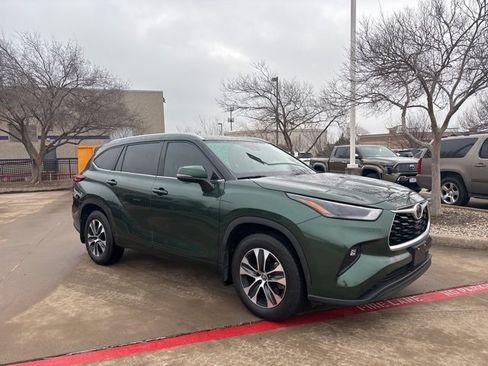 Used 2023 Toyota Highlander XLE image 3