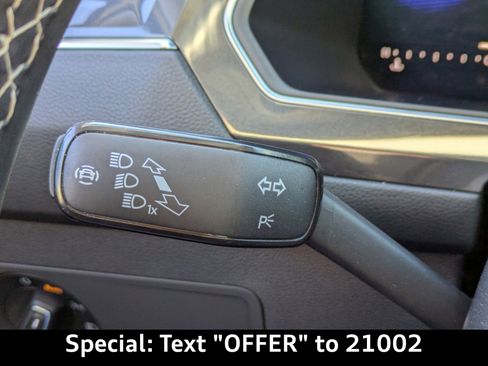 Used 2022 Volkswagen Tiguan SE w/ Panoramic Sunroof Package image 29