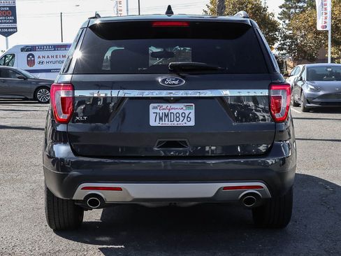 Used 2017 Ford Explorer XLT w/ Equipment Group 202A FWD image 8