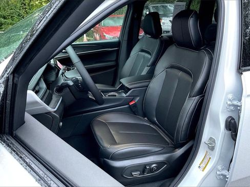 New 2025 Jeep Grand Cherokee Limited image 9