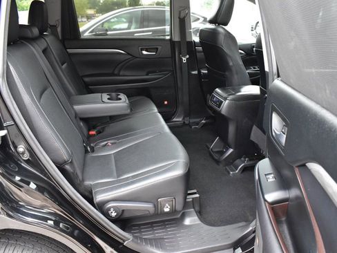 Used 2017 Toyota Highlander Limited w/ Carpet Mat Package image 23