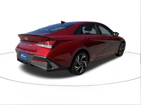 Used 2025 Hyundai Elantra Sport image 3