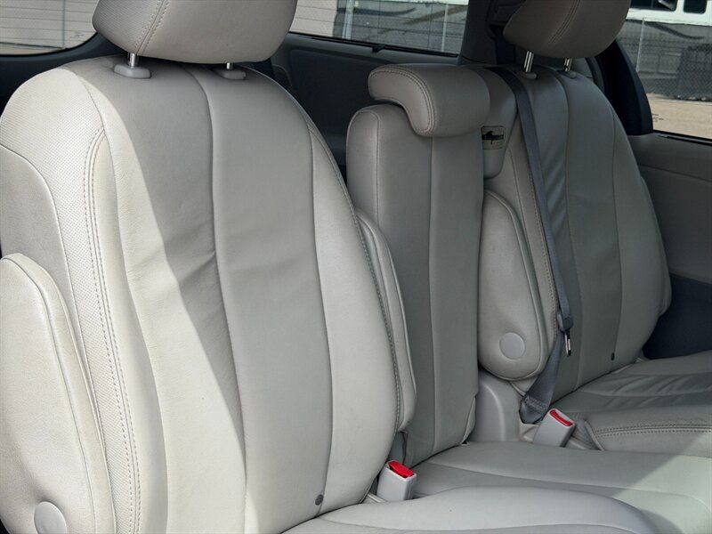 Used 2014 Toyota Sienna XLE w/ XLE Premium Package FWD image 38