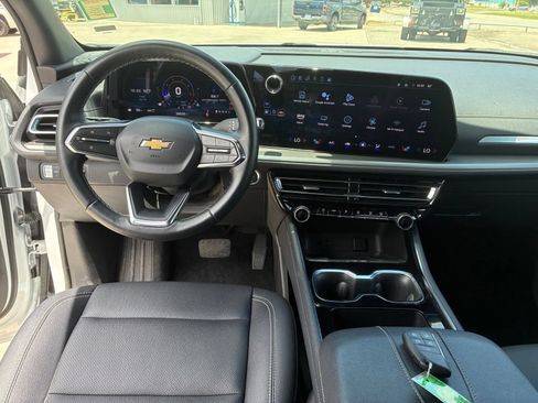 Used 2025 Chevrolet Traverse LT AWD/4WD image 4
