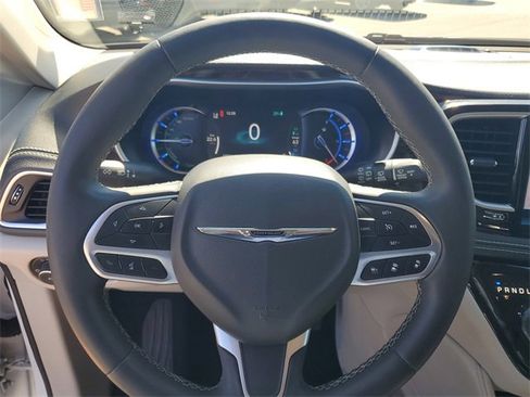 Used 2023 Chrysler Pacifica Limited image 11