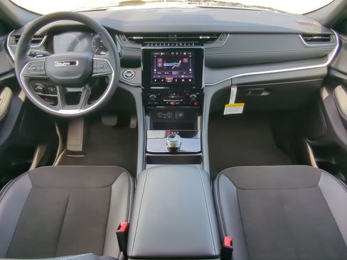 New 2025 Jeep Grand Cherokee Altitude image 13