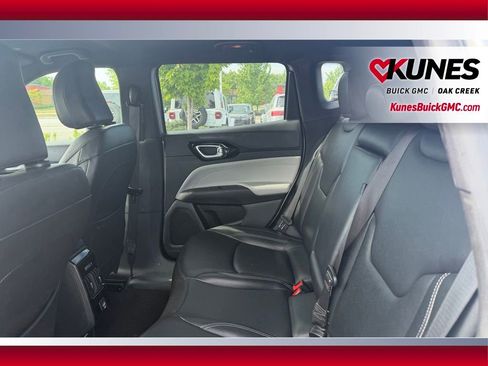 Used 2025 Jeep Compass Limited AWD/4WD image 2